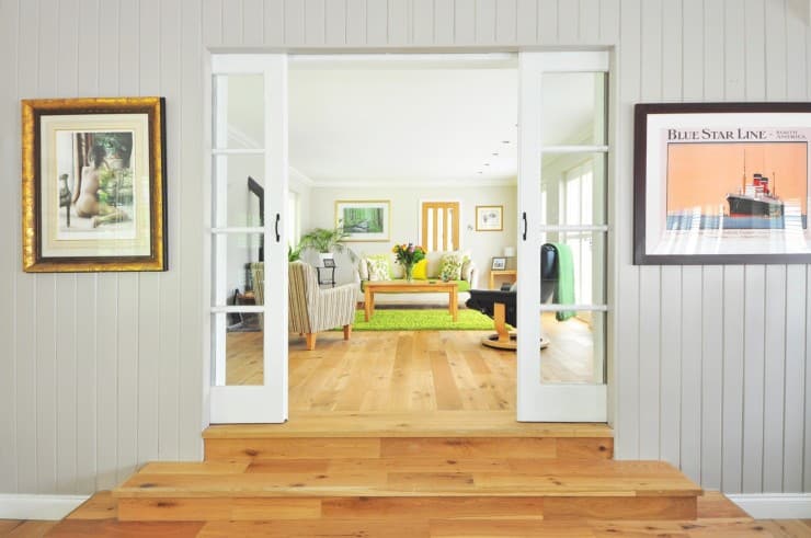 How To Reduce Echo in a Room With Hardwood Floors (Cheap Solutions)