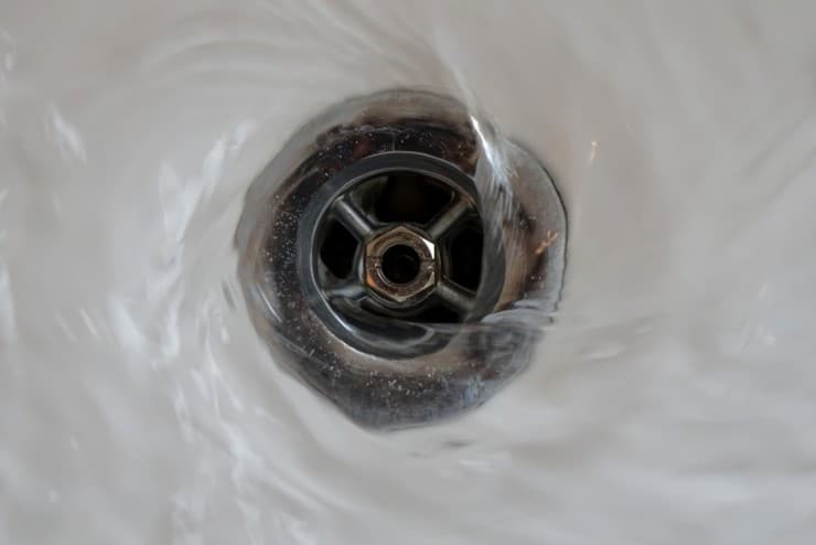How to Block a Bathtub Drain Without a Plug