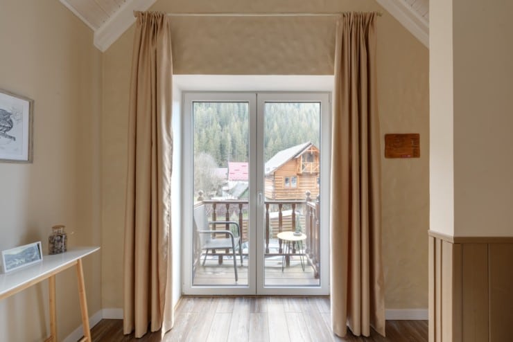 How to Hang Curtains in Rental Property? (To Avoid Damage)