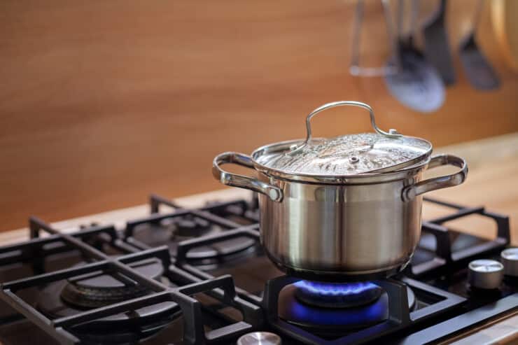 What type of cookware is best for a gas stove